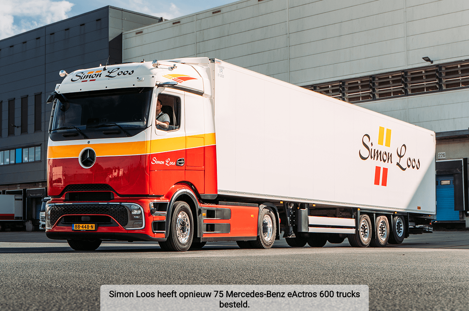 Elektrische Mercedes-Benz eActros 600 trucks van Simon Loos bij distributiecentrum