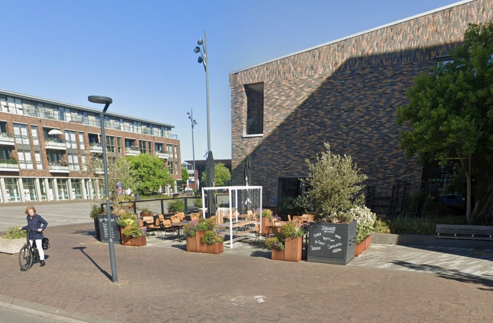 Gesloten horecapand van Stadhuis Eten en Drinken in het centrum van Hoogkarspel