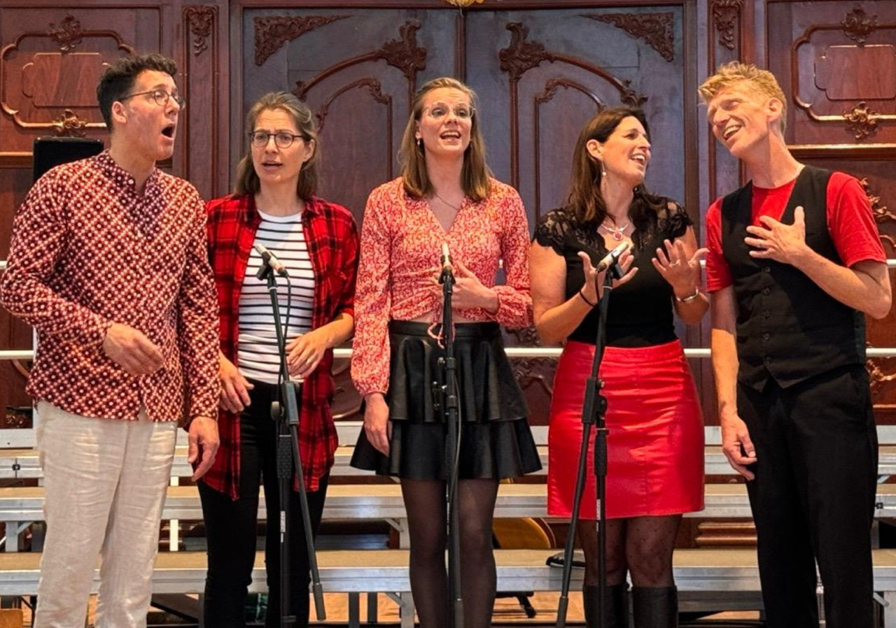 Bezoekers in Theaterkerk Wadway tijdens een avond met muziek, cabaret en muziektheater in april 2026