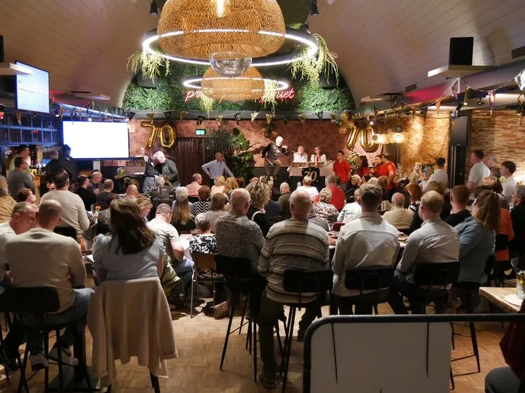 Gemeenschapsveiling in ’t Fortuin Wervershoof met bezoekers die bieden op kavels