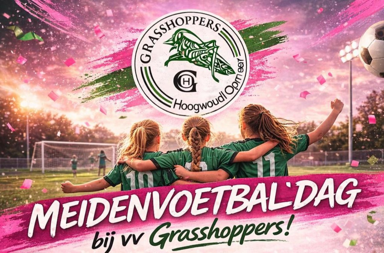 Meiden voetballen samen tijdens een sportieve activiteit op het veld van v.v. Grasshoppers in Hoogwoud.
