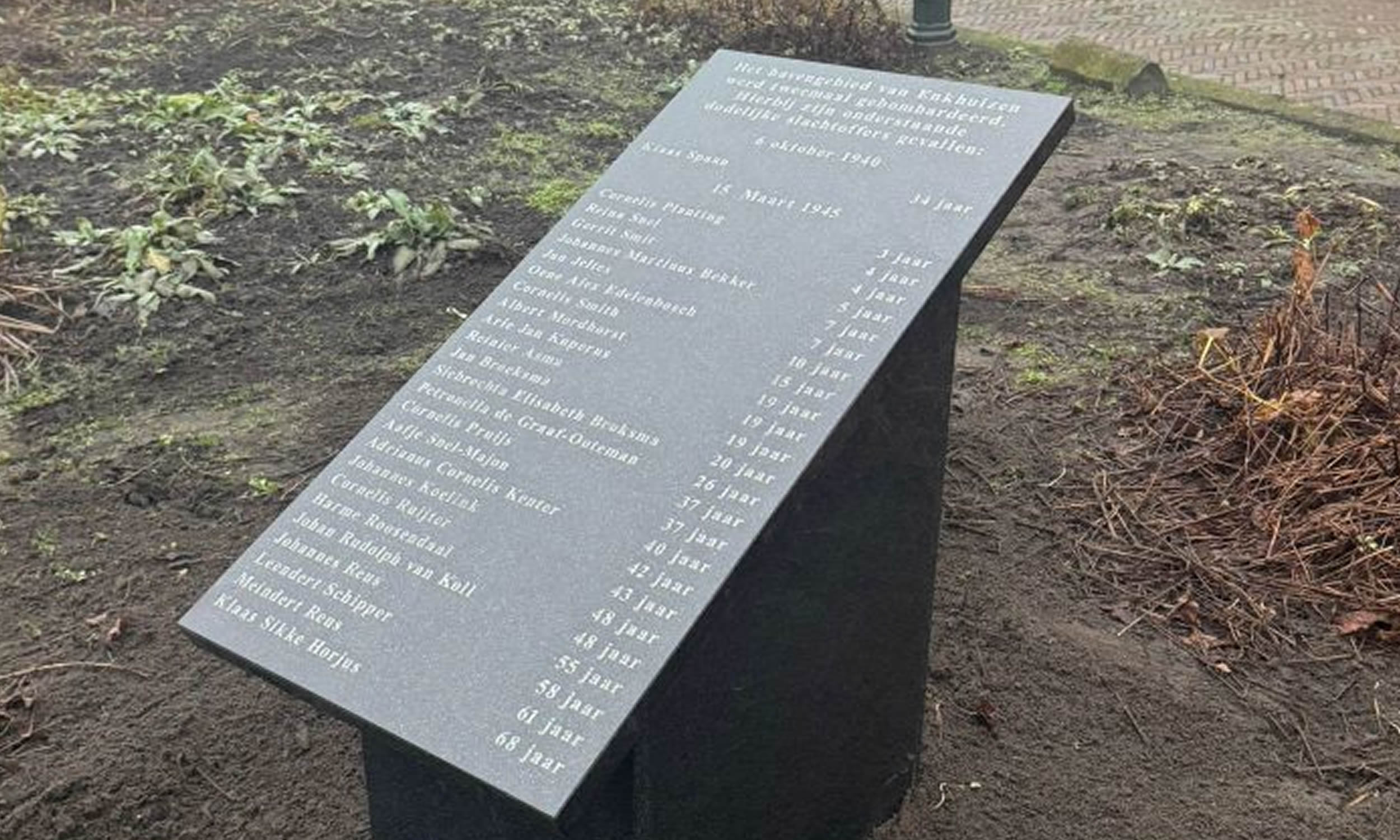 Herdenking van de oorlogsslachtoffers van het bombardement in Enkhuizen bij de Drommedaris