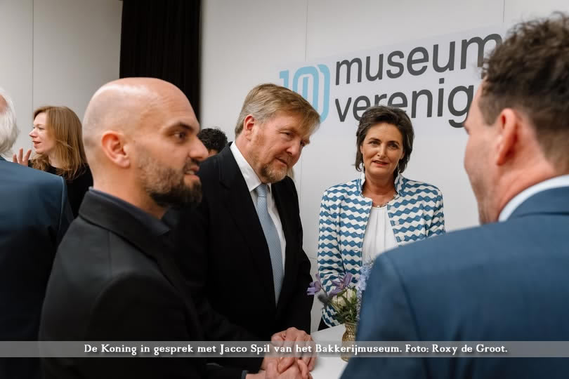 Museumdirecteur Jacco Spil in gesprek met Koning Willem-Alexander over jongeren en de toekomst van musea.