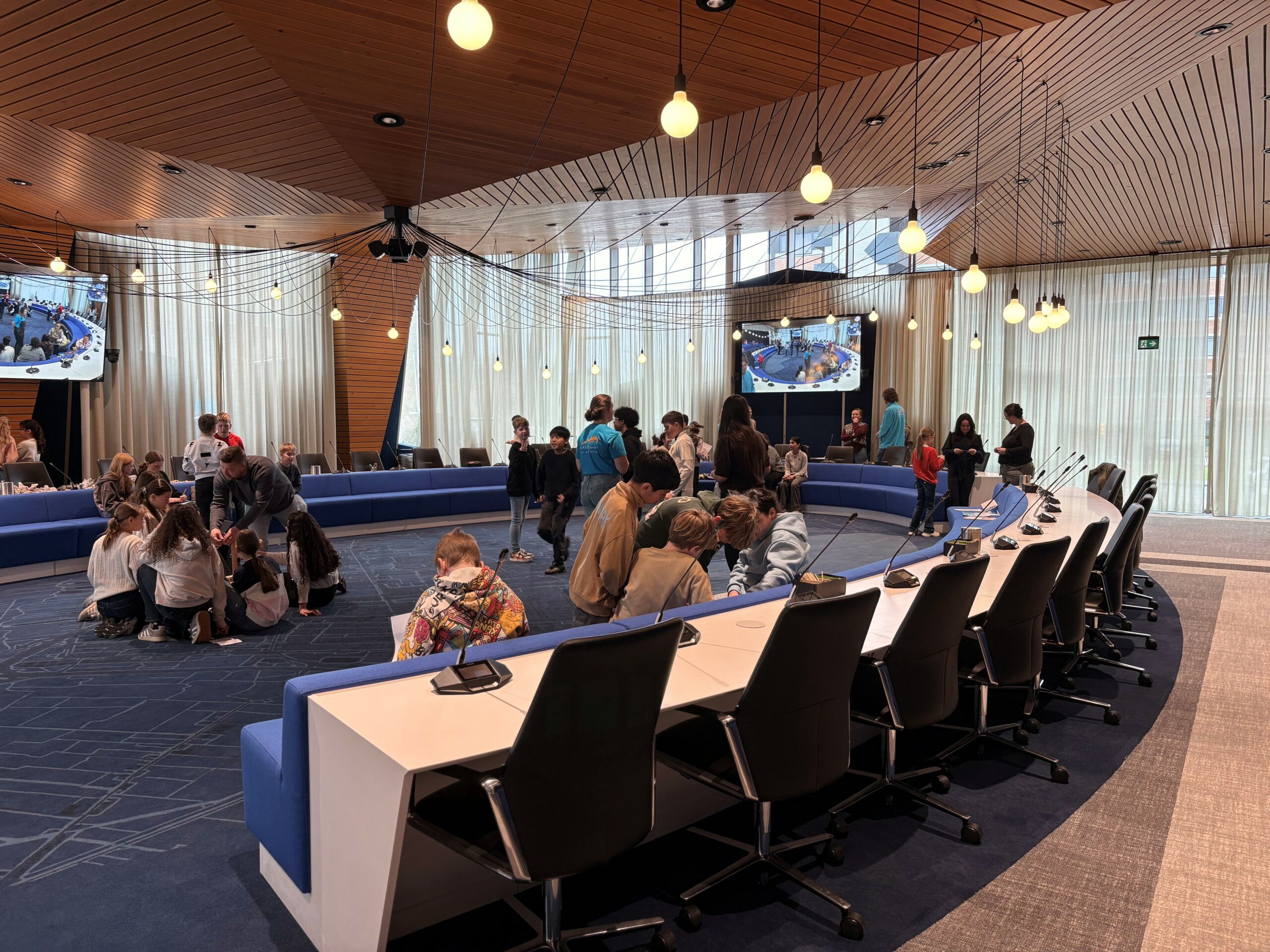 Leerlingen van Hoornse basisscholen doen een escaperoom over duurzaamheid in de raadszaal van Hoorn.