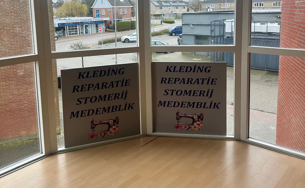 Een klerenmaker voert kledingreparaties uit in een atelier aan Breek 12 in Medemblik.