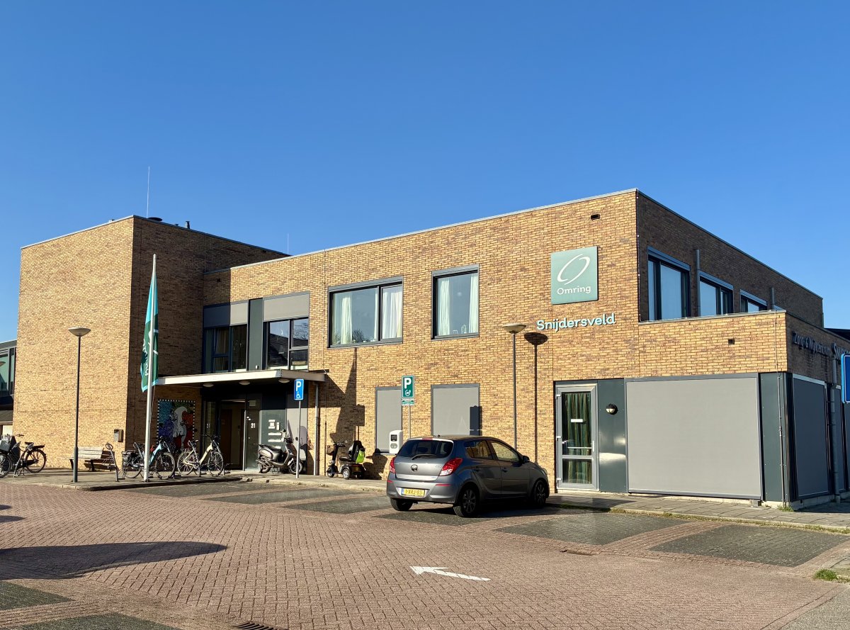 Stembureau met stemhokjes tijdens gemeenteraadsverkiezingen in Nederland.