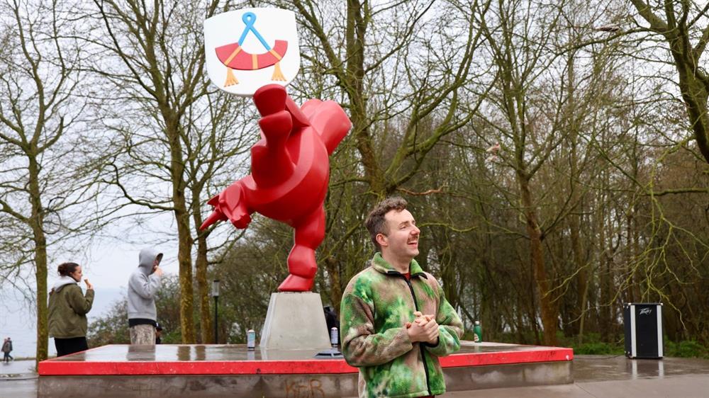 Het kunstwerk Acey wordt onthuld bij het Urban Sports Park in het Julianapark in Hoorn, met publiek en een hiphopshow.