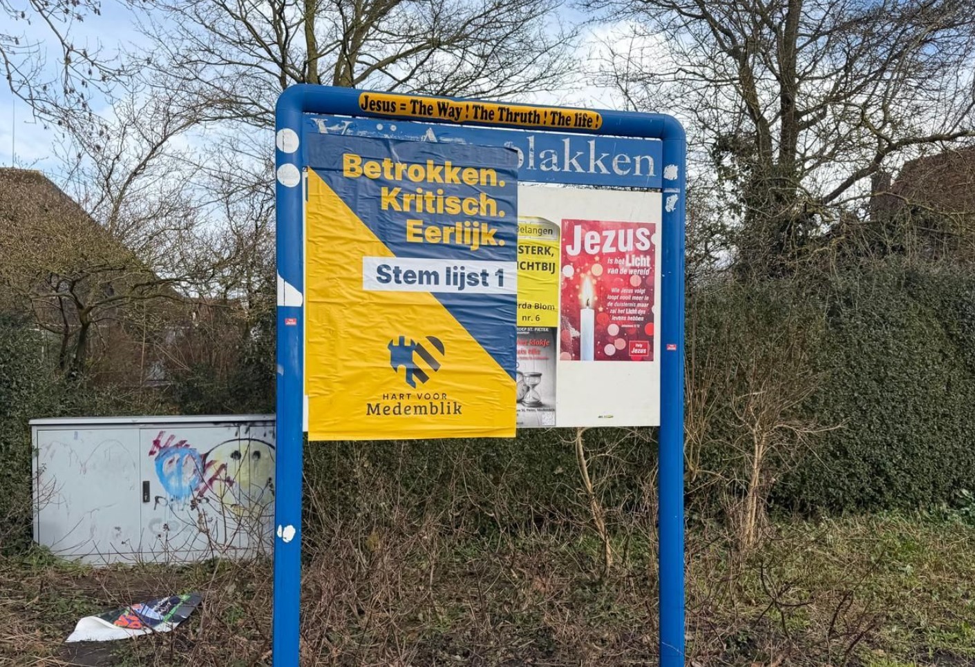 Verkiezingsposters van verschillende partijen op een aanplakbord in de gemeente Medemblik