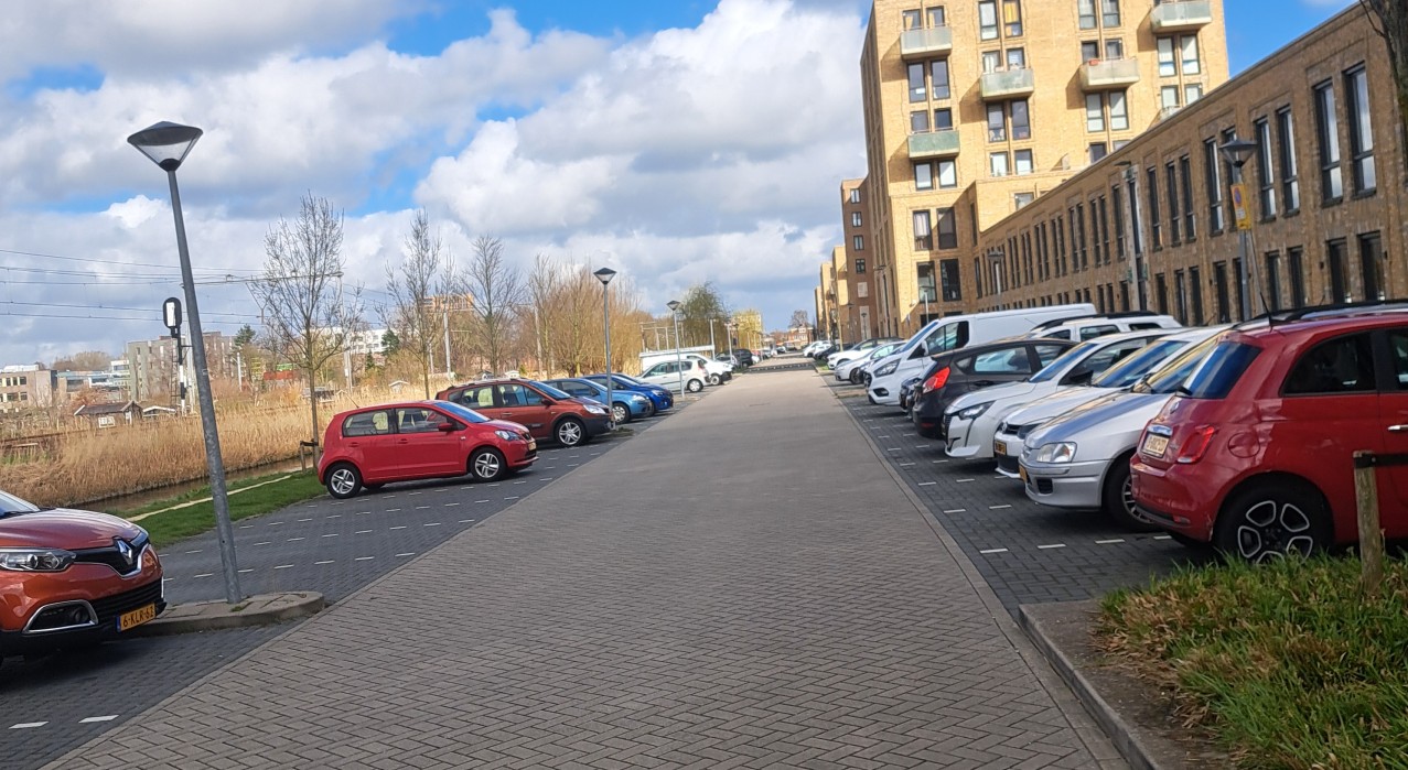 Auto’s geparkeerd in een woonstraat in Hoorn waar bewoners parkeerdruk ervaren