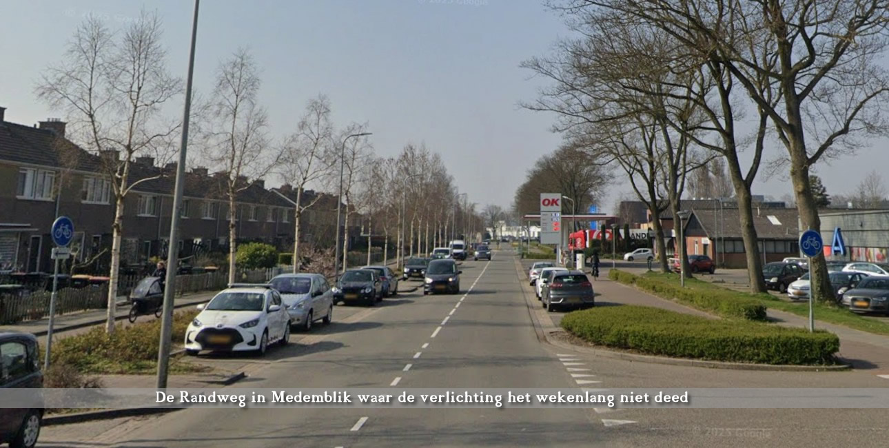 Monteur onderzoekt beschadigde kabel van straatverlichting in Medemblik na werkzaamheden voor glasvezel.
