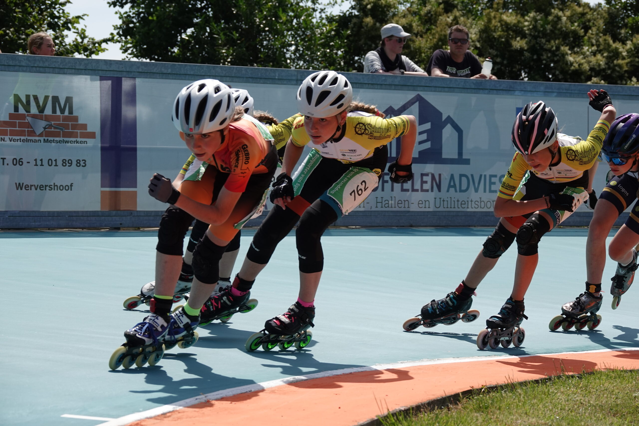 Skaters trainen op de skeelerbaan van Radboud Inline-skating in Wervershoof tijdens een open dag