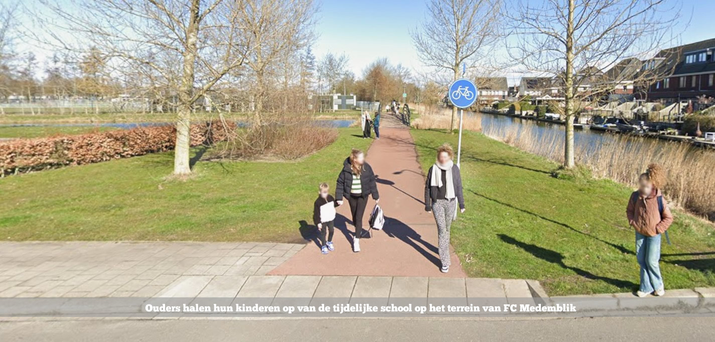 Fietsende scholieren op een route naar een tijdelijke schoollocatie in Medemblik