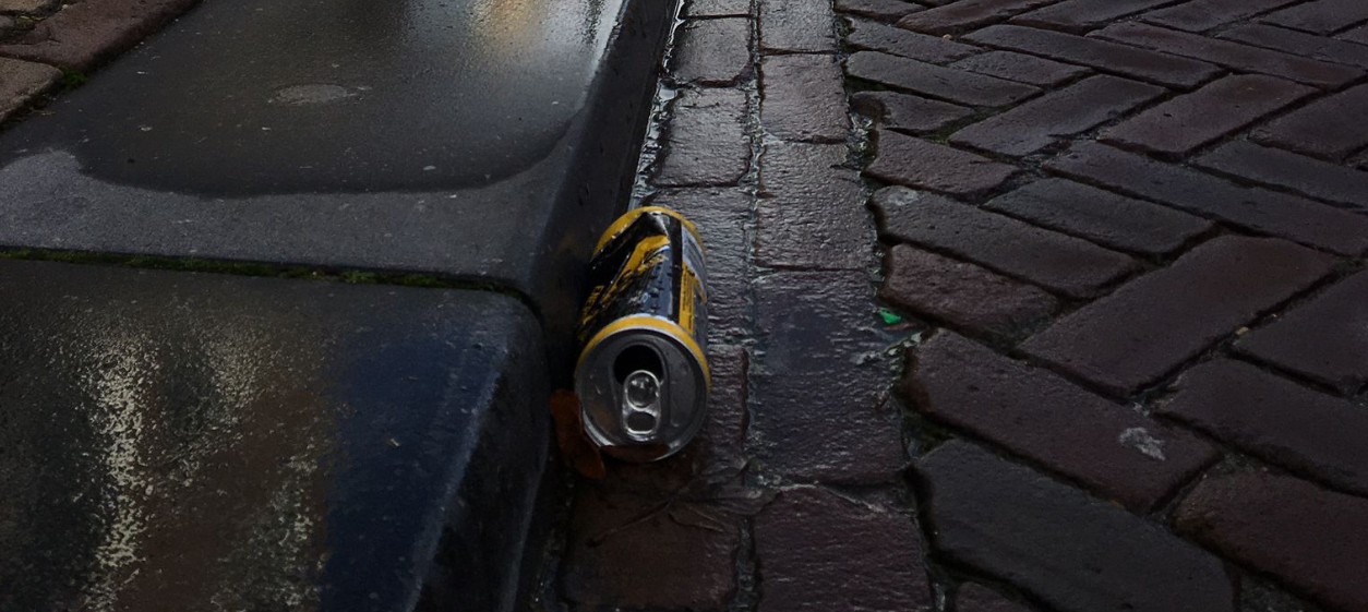 Vrijwilligers ruimen zwerfafval op tijdens de Opschoondag in het Wilhelminaplantsoen in Enkhuizen