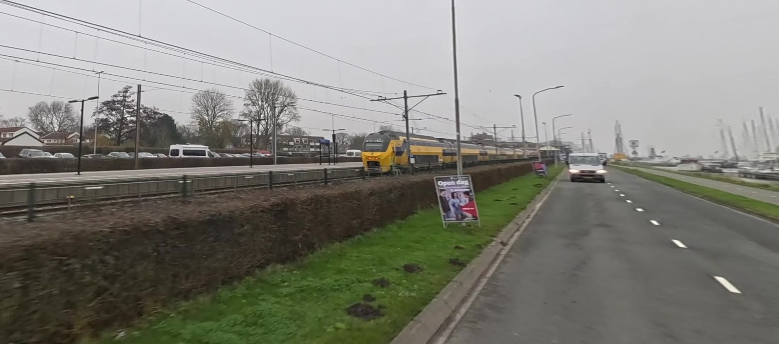 Spoorwerkzaamheden op het baanvak bij Enkhuizen met onderhoudsmaterieel langs het spoor