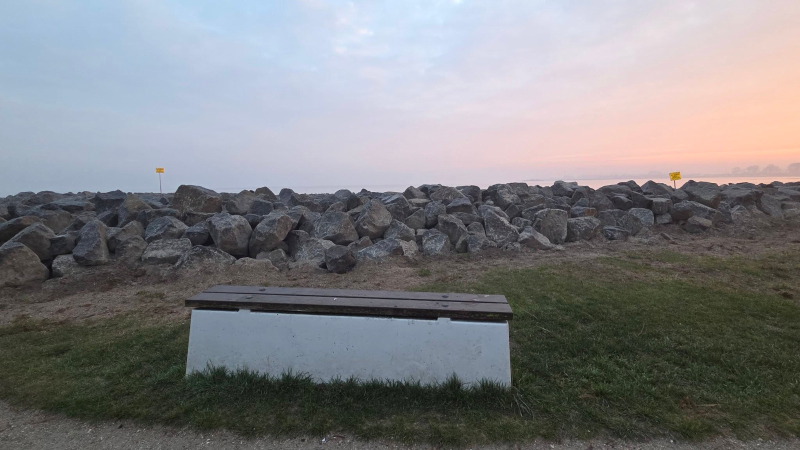 Grote keien op de Vooroever bij Wervershoof blokkeren tijdelijk de toegang tot het water
