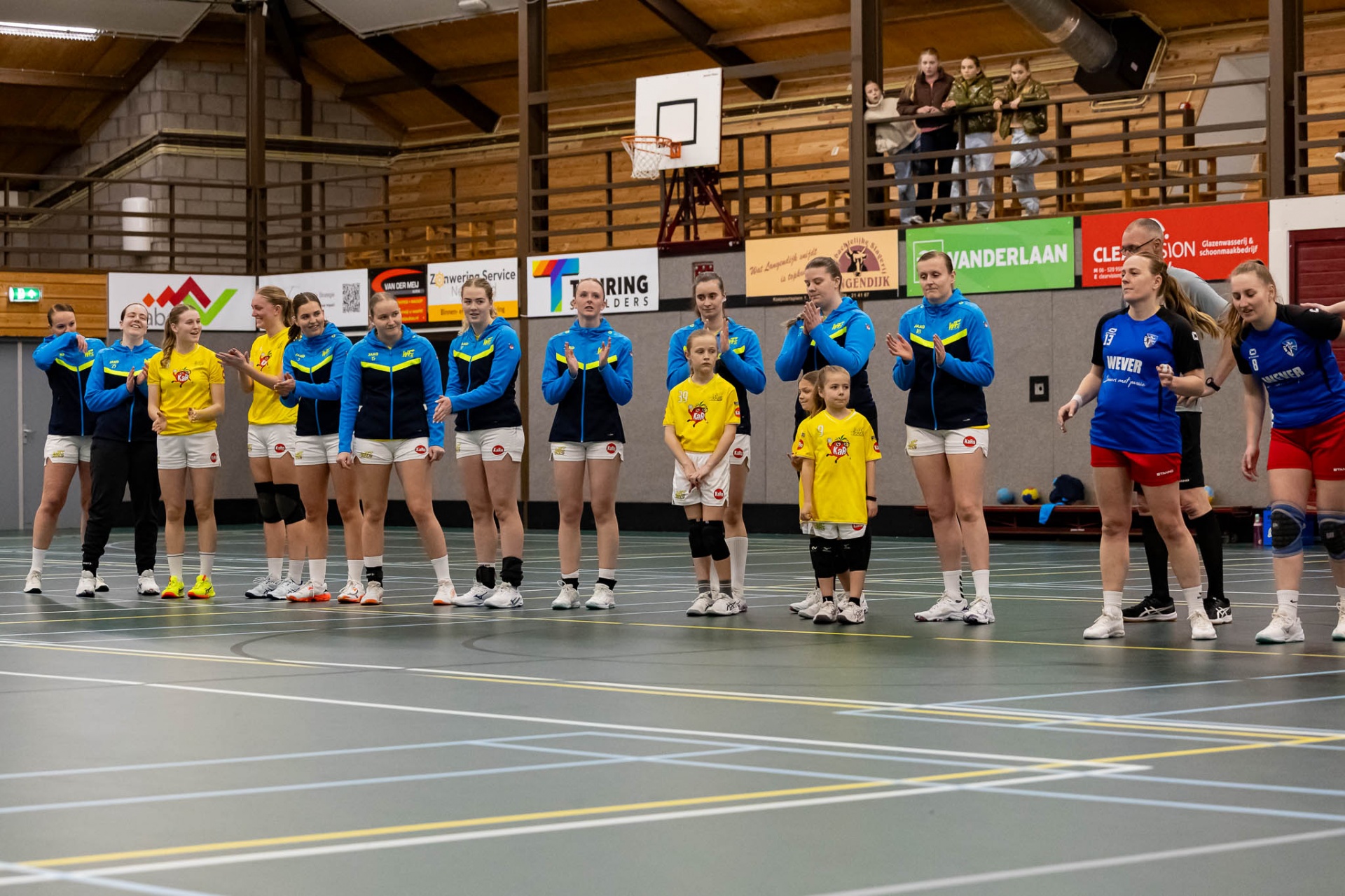 Speelsters van WF Dames 1 vieren de overwinning op Con Zelo 1 na een spannend duel