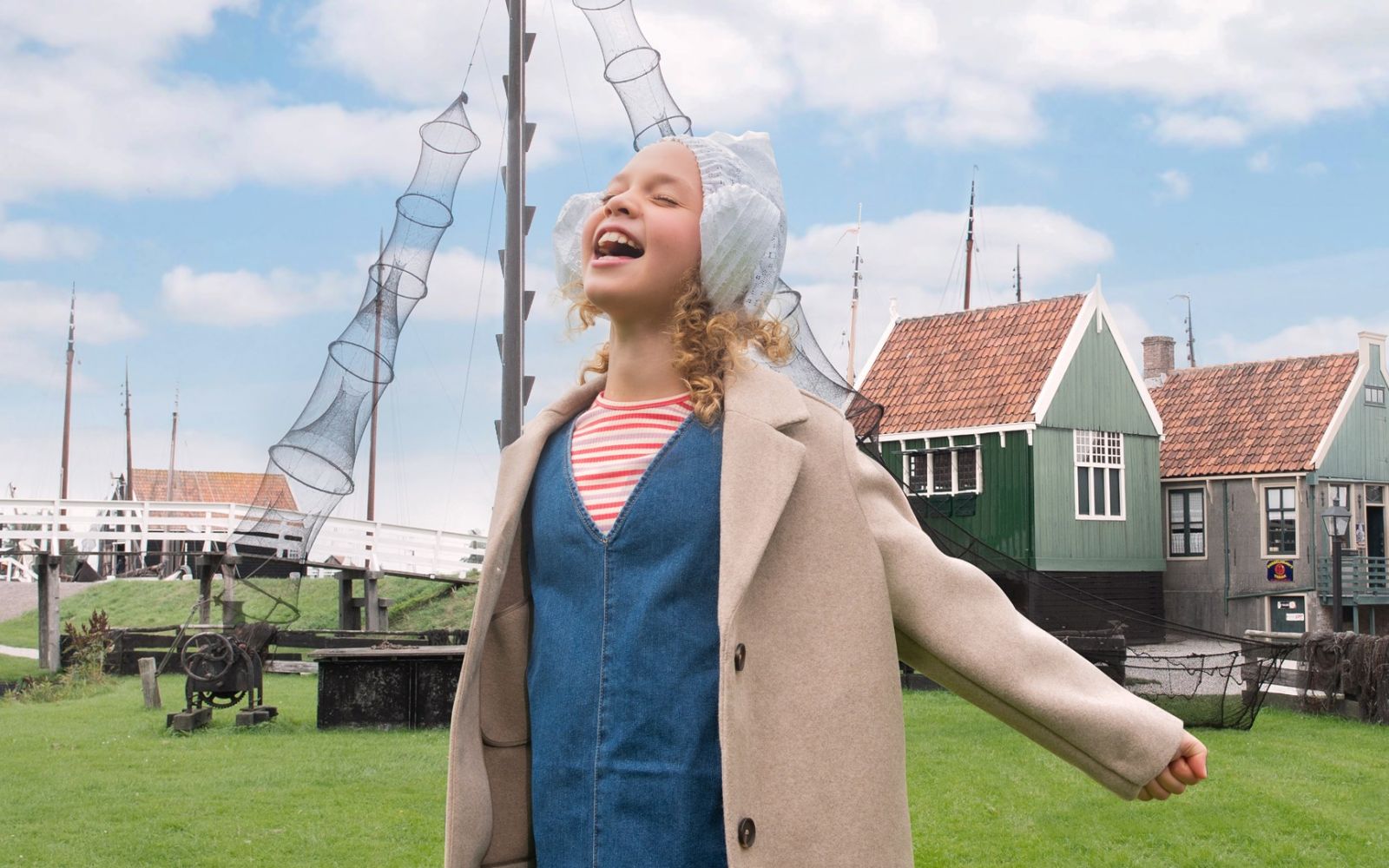 Bezoekers wandelen tijdens de gratis Leef je Uitmarkt door ’t Zuiderzeedorp in het Zuiderzeemuseum in Enkhuizen.