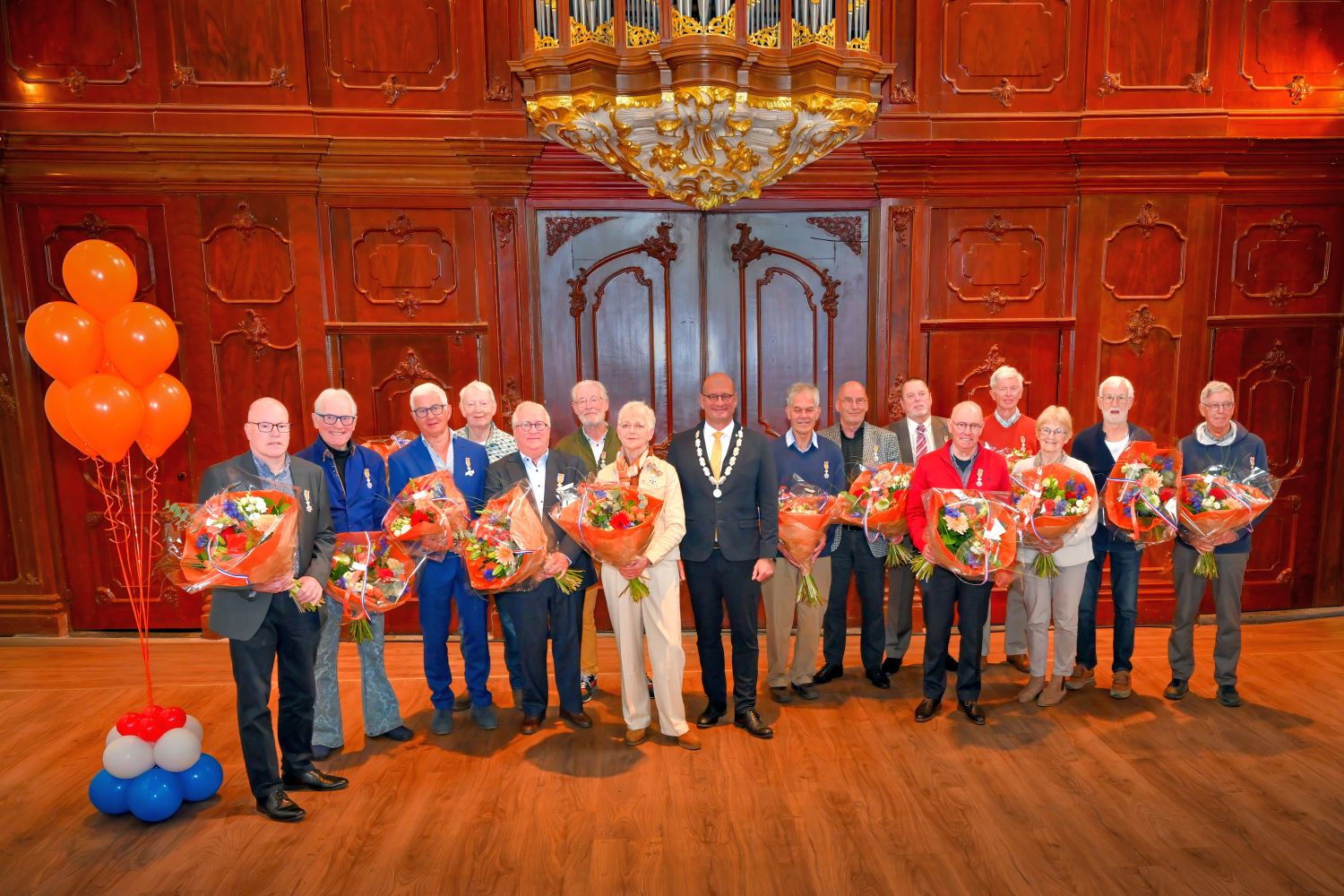 Burgemeester Jan Nieuwenburg tijdens de uitreiking van Koninklijke onderscheidingen in Hoorn