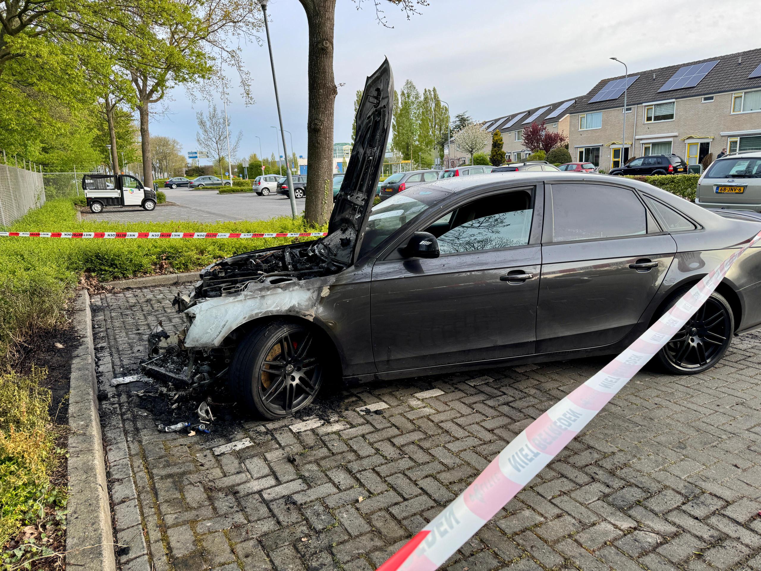Autobrand aan Admiraliteitsweg in Medemblik