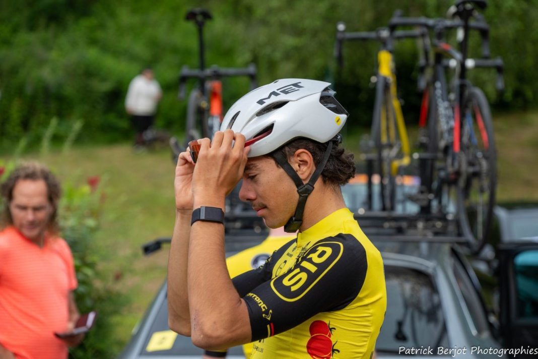 Wielrenner Sebastian Robles Larsen van West-Frisia op het podium in de Ierse rittenkoers Ras Mumhan