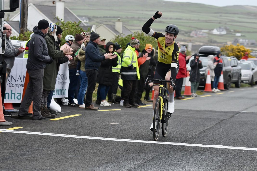 Niek Hoornsman van West-Frisia wint sprint in de Ierse Rás Mumhan