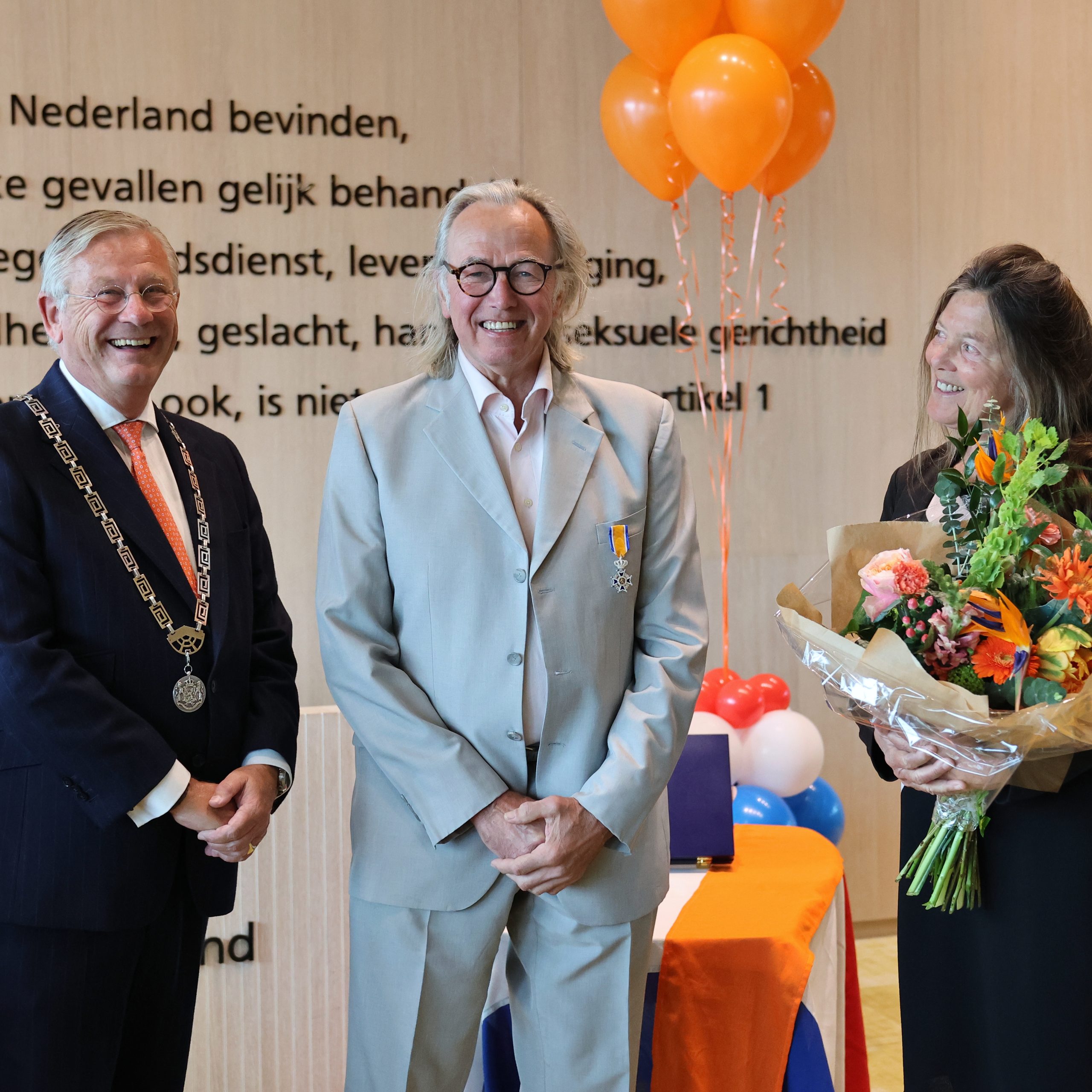 Max Nuijens uit Avenhorn ontvangt koninklijke onderscheiding van burgemeester Pieter van Maaren.