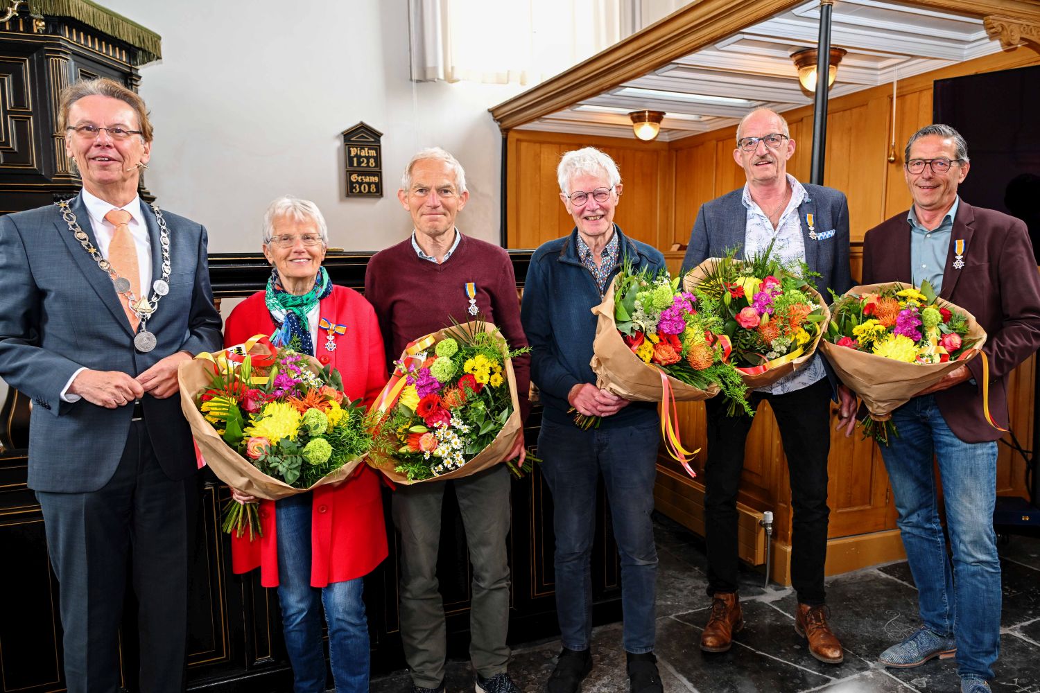 Vijf lintjes in Stede Broec na rit in oldtimer