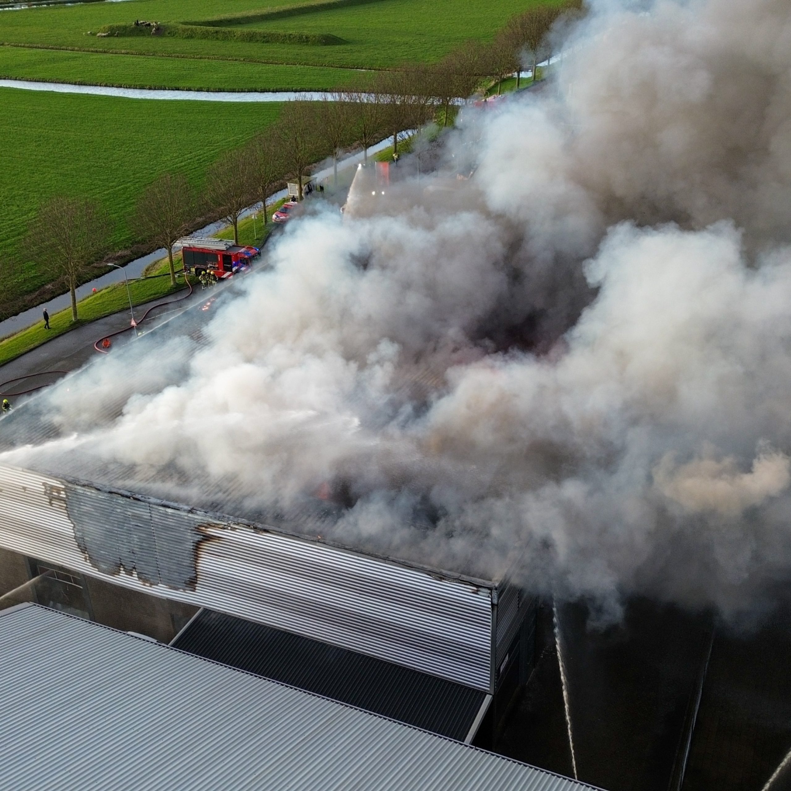 Rookwolken boven bedrijventerrein De Braken in Obdam na de grote brand op 5 april 2026