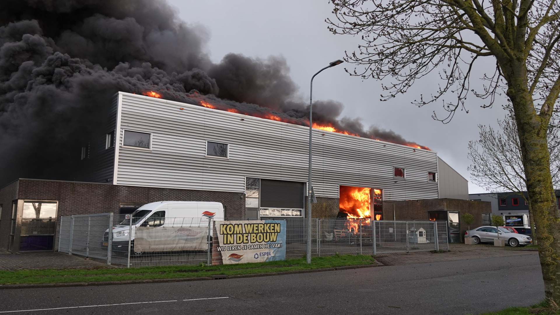 Zeer grote brand in bedrijfspand Obdam, video update