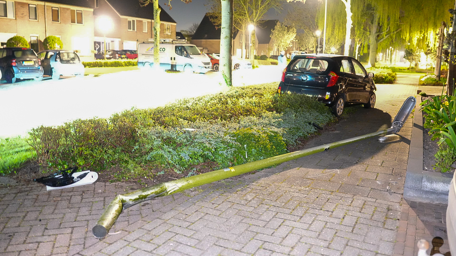 Bestuurder heeft weinig geluk met aankoop auto, vliegt uit de bocht.