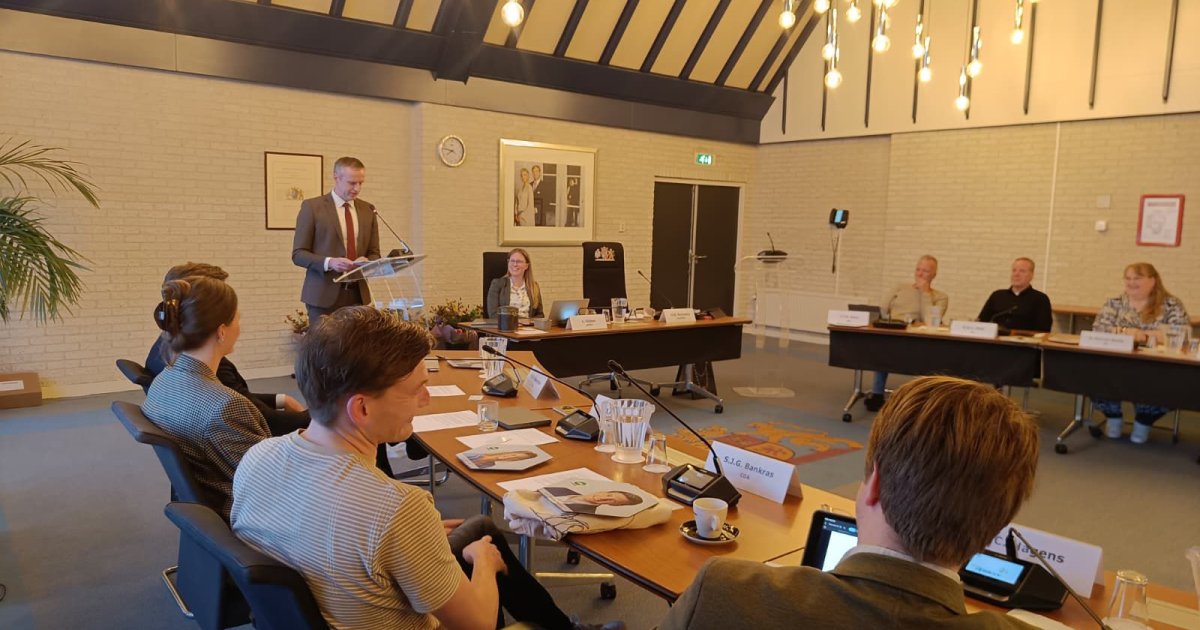 Burgemeester Herman Wiersema neemt afscheid van acht vertrekkende raadsleden in Opmeer