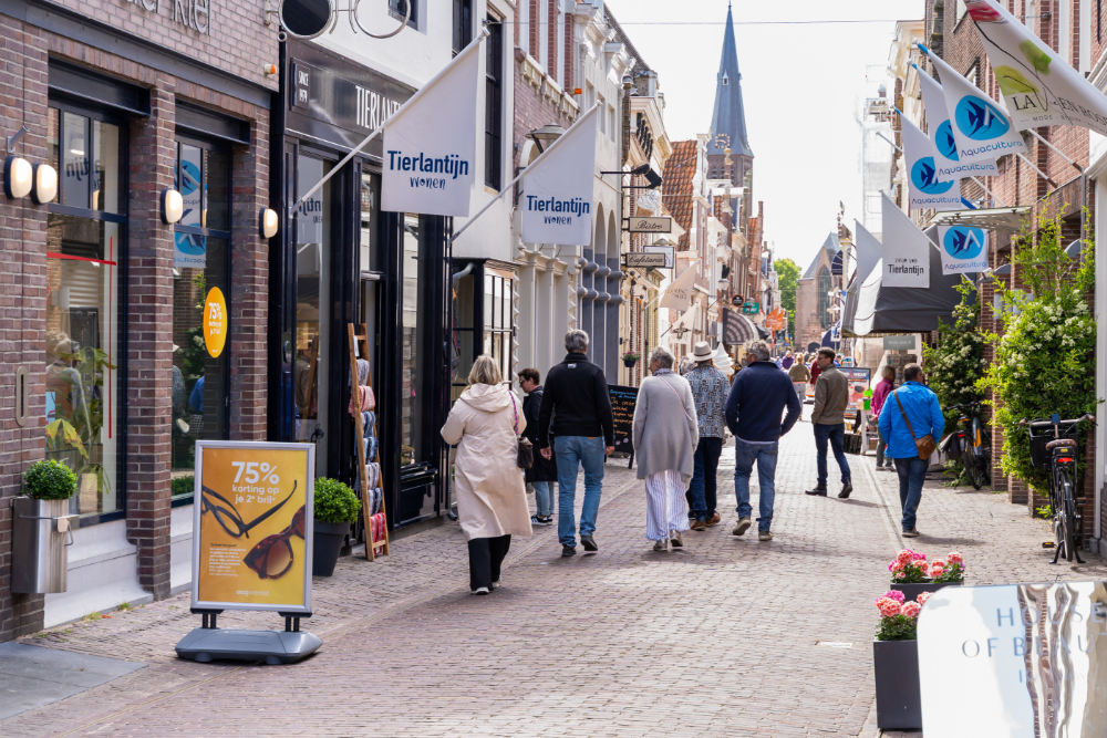 Winkeliers in de binnenstad van Enkhuizen vieren de Week van de Stenen Winkel met Shop & Beleef activiteiten.