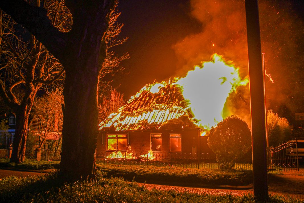 Brandweer bestrijdt zeer grote brand in rietgedekte woning aan de Stationsweg in Heerhugowaard
