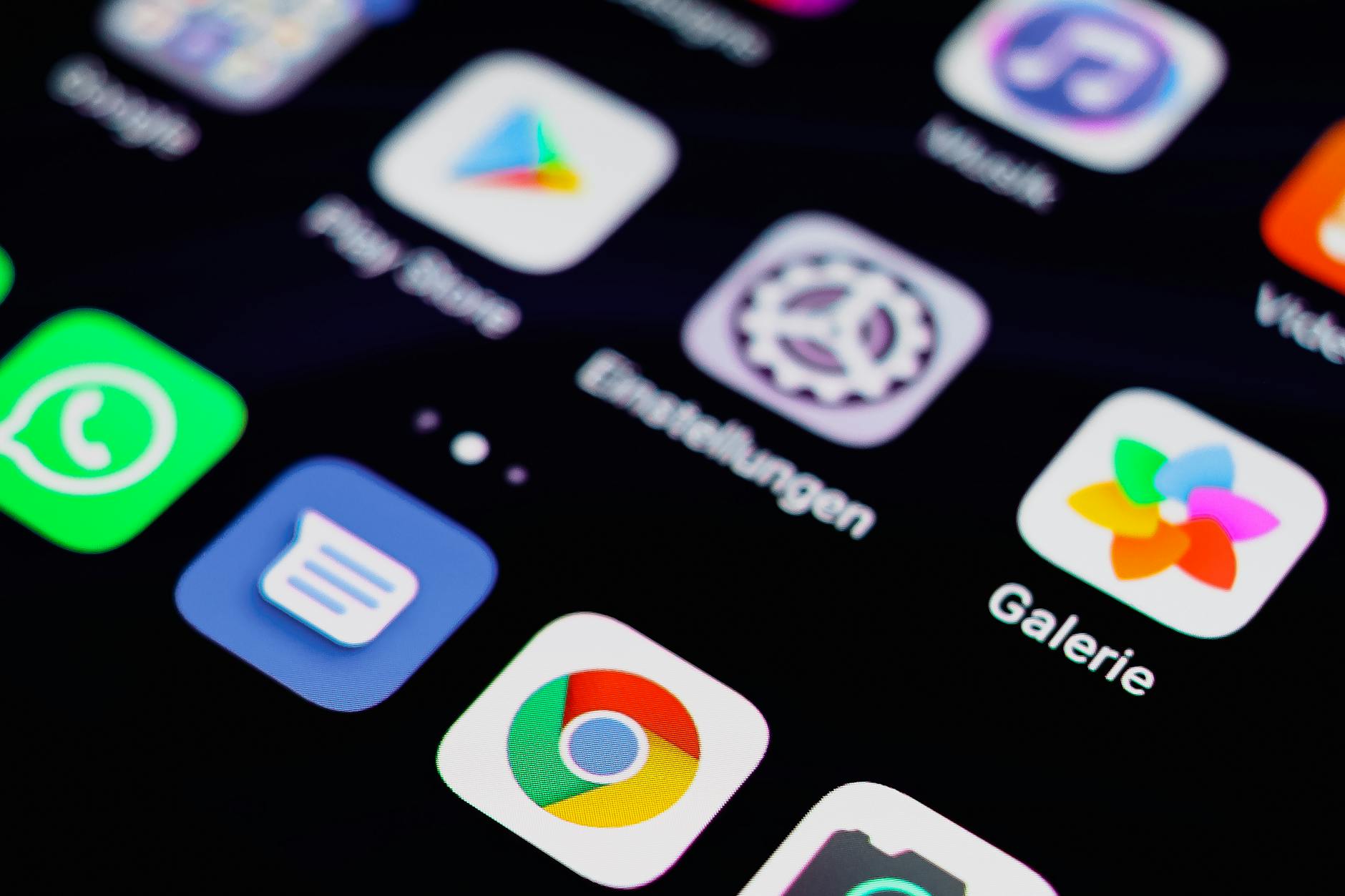 Bezoekers gebruiken de Winkelend Wervershoof-app met digitale spaarkaart in het winkelgebied