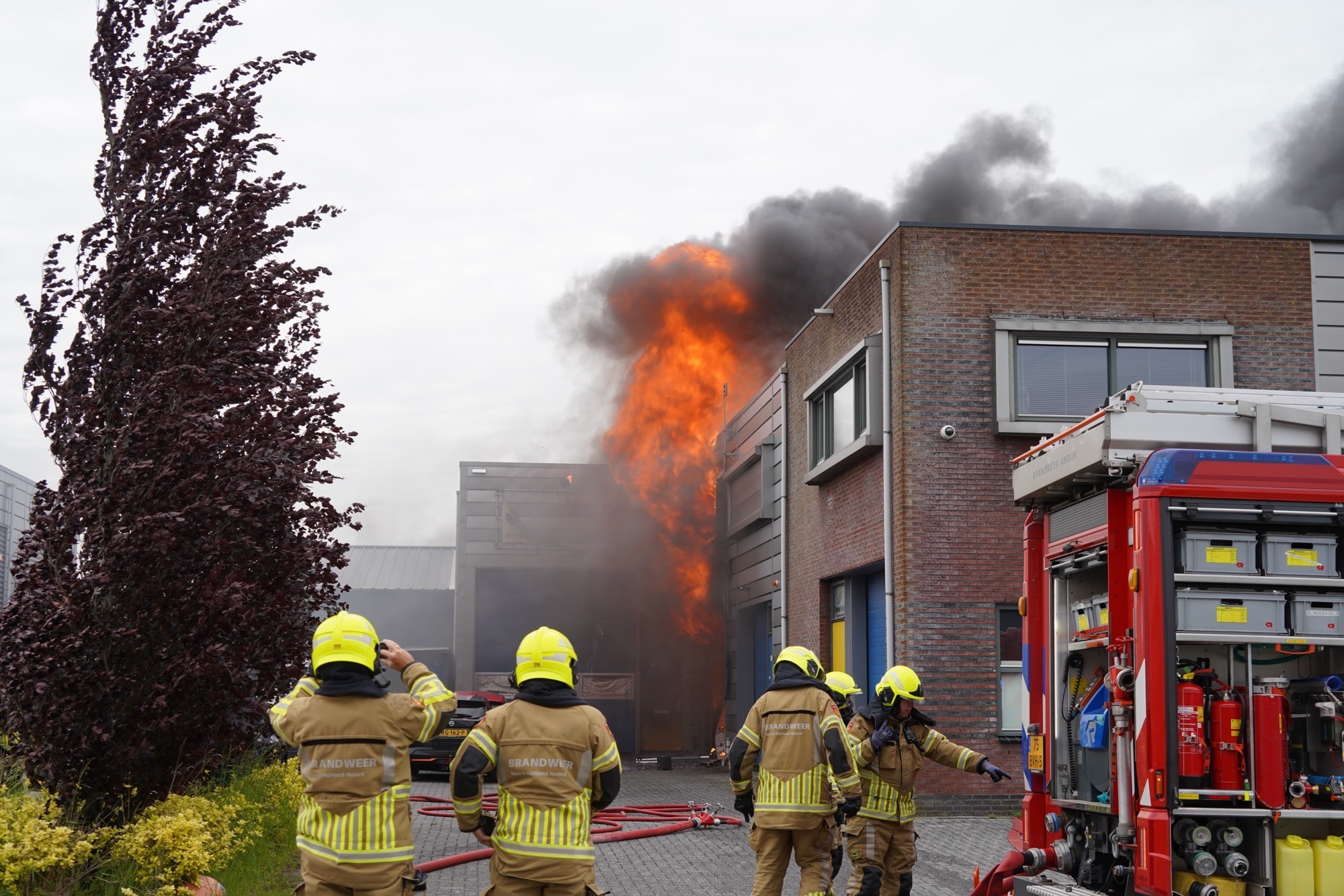 Grote brand Andijk onder controle, brandweer is aan het nablussen