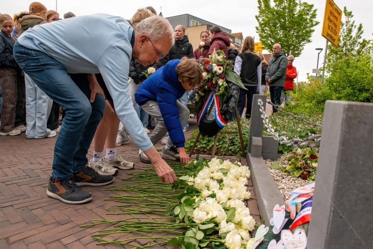 Leerlingen Hoogkarspel herdenken Tweede Wereldoorlog