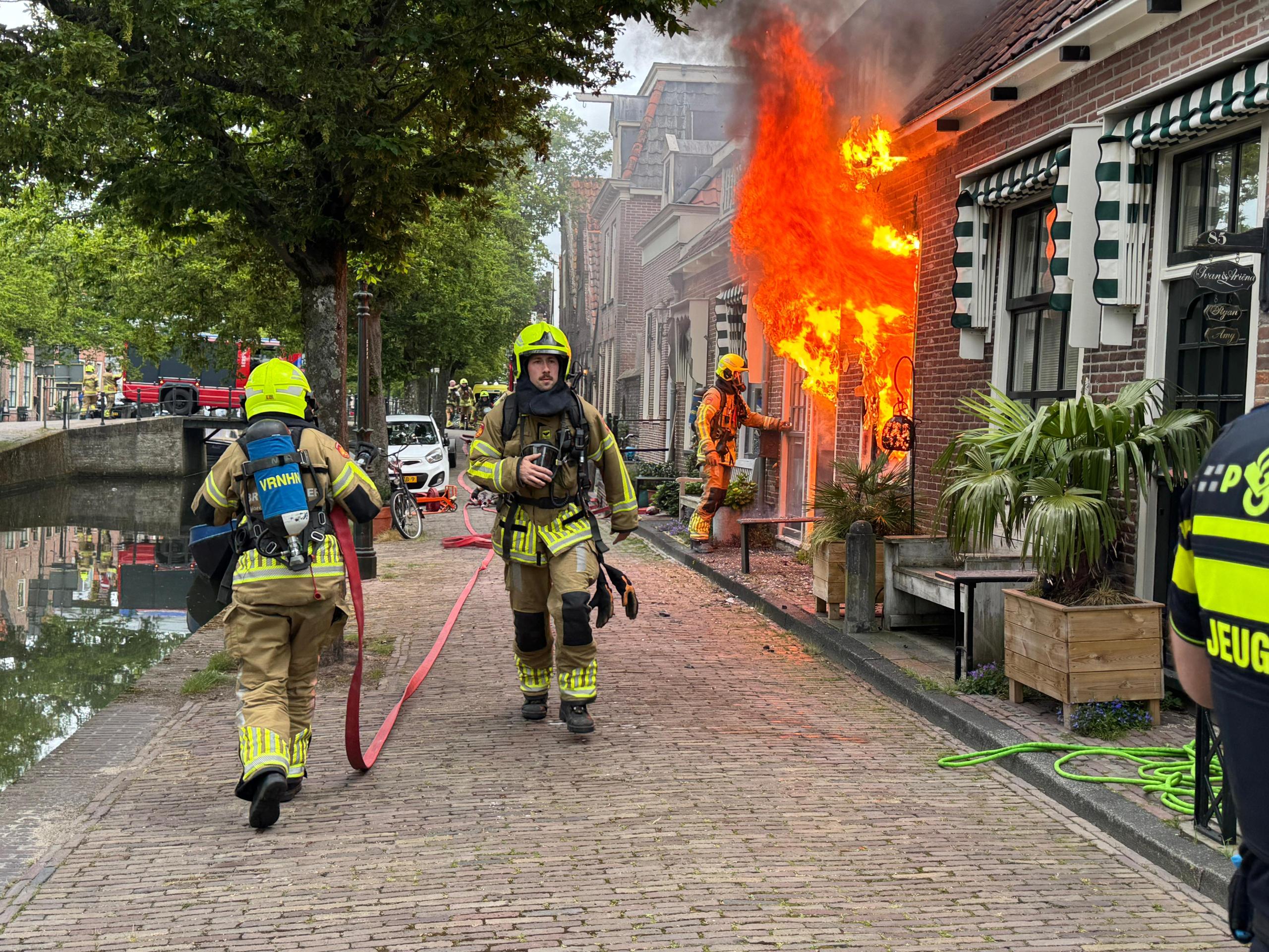 Felle woningbrand aan Zuider Havendijk in Enkhuizen