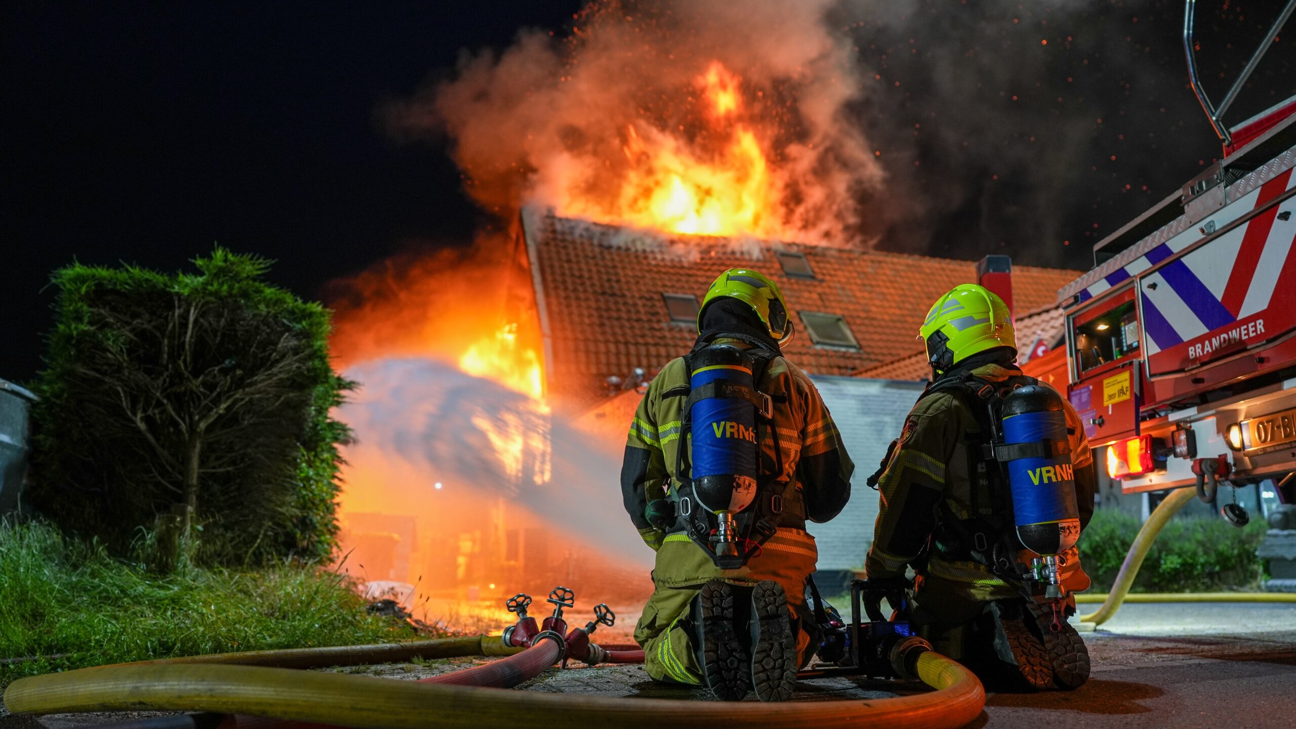 Uitslaande brand in restaurant Wijdenes, leuzen op muren geschreven.