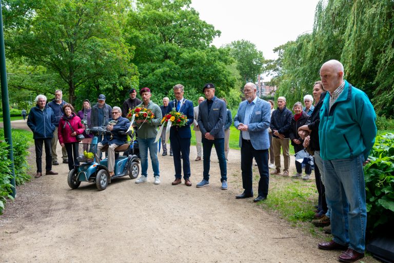 Enkhuizer veteranen herdacht bij Indiëmonument in Wilhelminaplantsoen