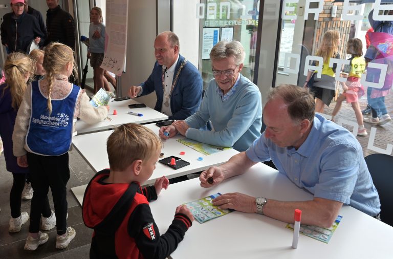 Avond4daagse Hoogkarspel door gemeentehuis Drechterland