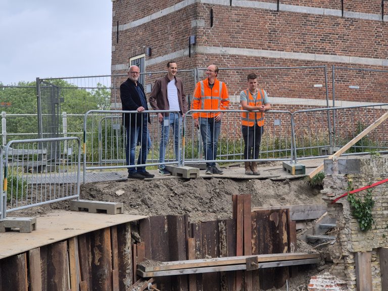 Archeologen vinden bijzonder voorwerp bij Oude Gouwsboom in Enkhuizen