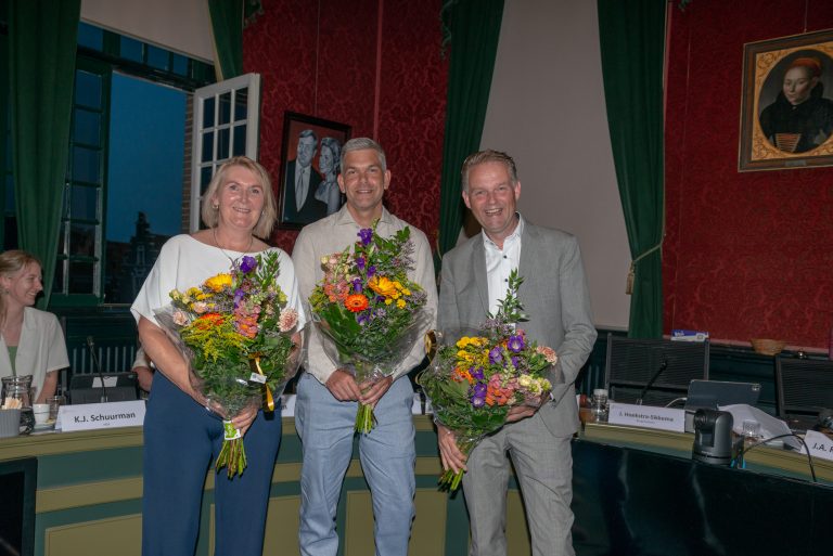Wethouders Enkhuizen beëdigd, maar ze kunnen zich schrap zetten