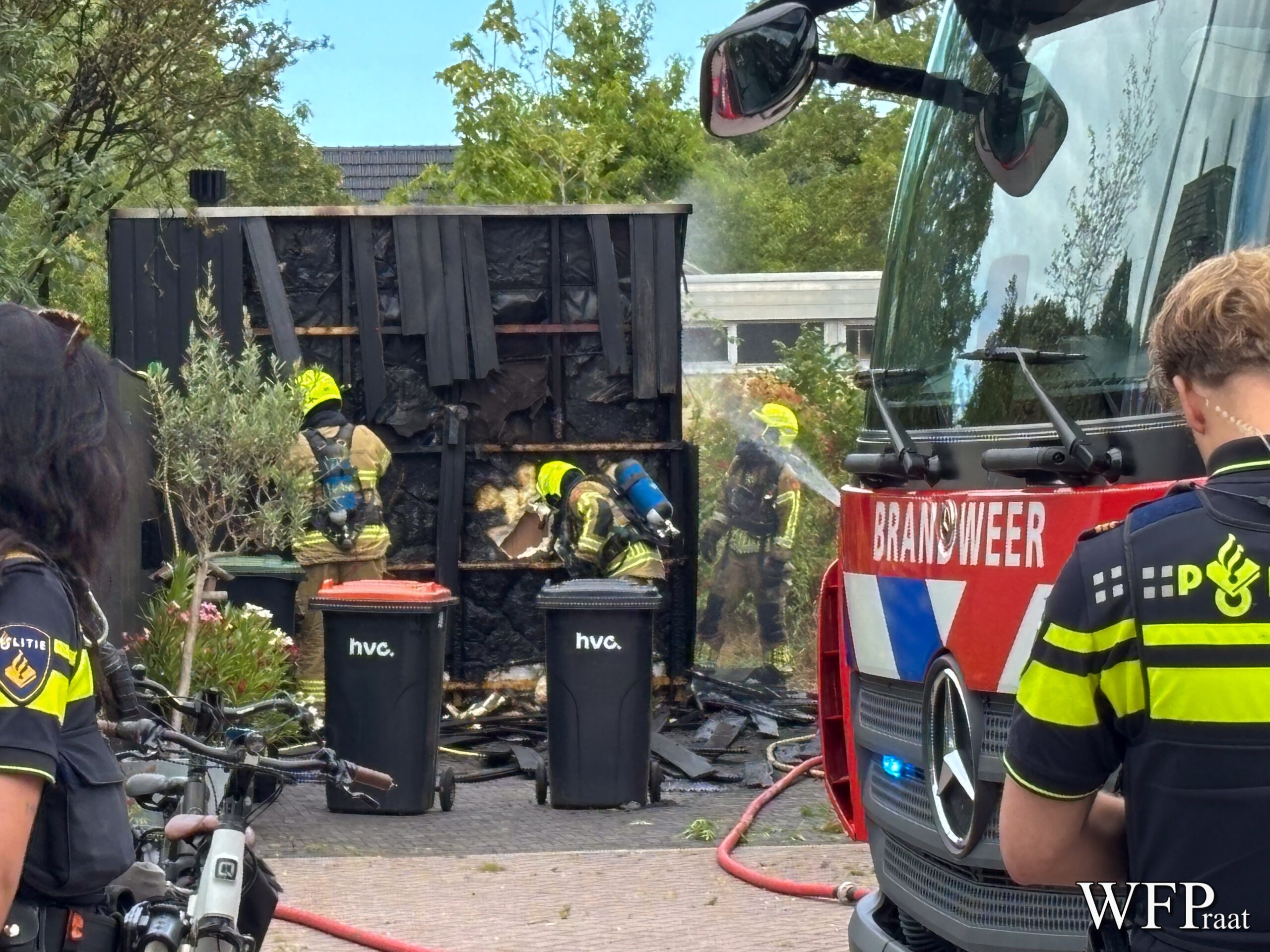 Grote schuurbrand in Andijk na wegbranden onkruid