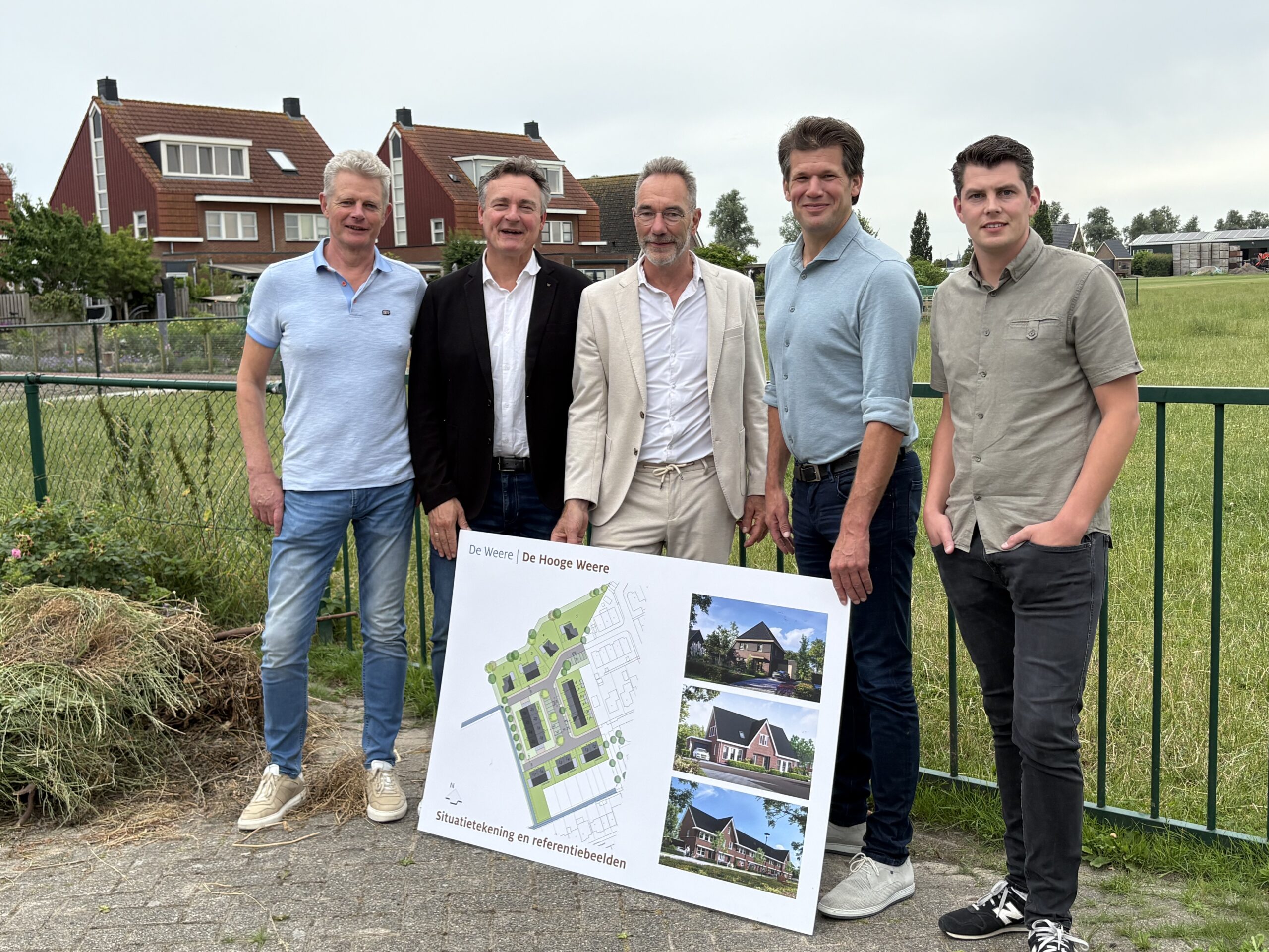 Opmeer en ontwikkelaars tekenen overeenkomst voor 25 koopwoningen in De Weere